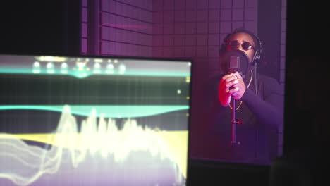 músico grabando voces en un estudio de grabación