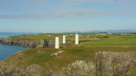 Vista-Aérea,-El-Hombre-De-Metal-Se-Para-En-Uno-De-Los-Tres-Pilares,-Fueron-Construidos-A-Través-De-Lloyds-Of-London-A-Instancias-Del-Almirantazgo-Después-De-La-Trágica-Pérdida-De-360-Vidas-Después-De-Que-El-Hms-Seahorse-Se-Hundiera