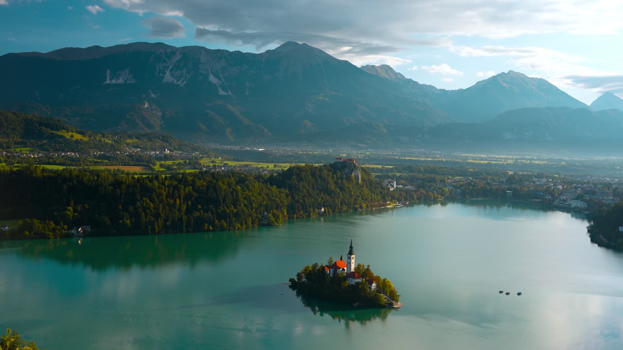 Vista aerea del lago di Bled in Slovenia, con chiesa sull'isola e montagne sullo sfondo