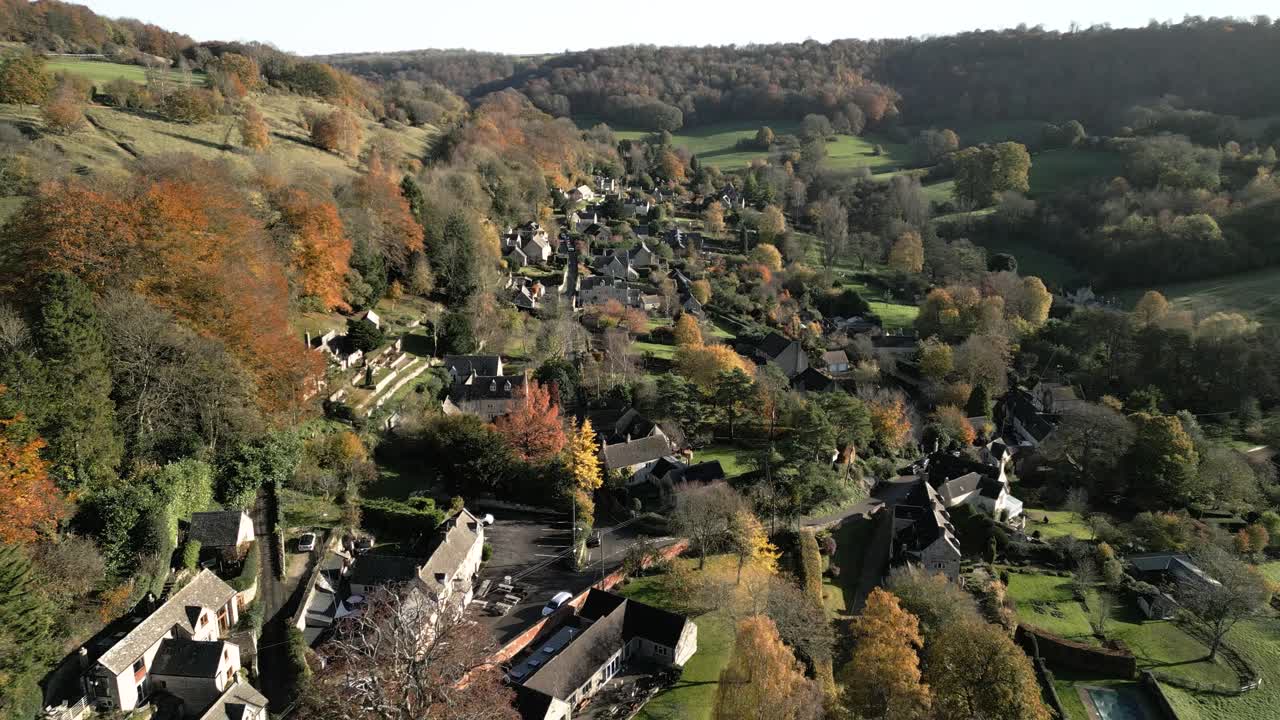Villaggio autunnale della Valle dei Cotswolds, Regno Unito, Paesaggio aereo di Sheepscombe, Gloucestershire.