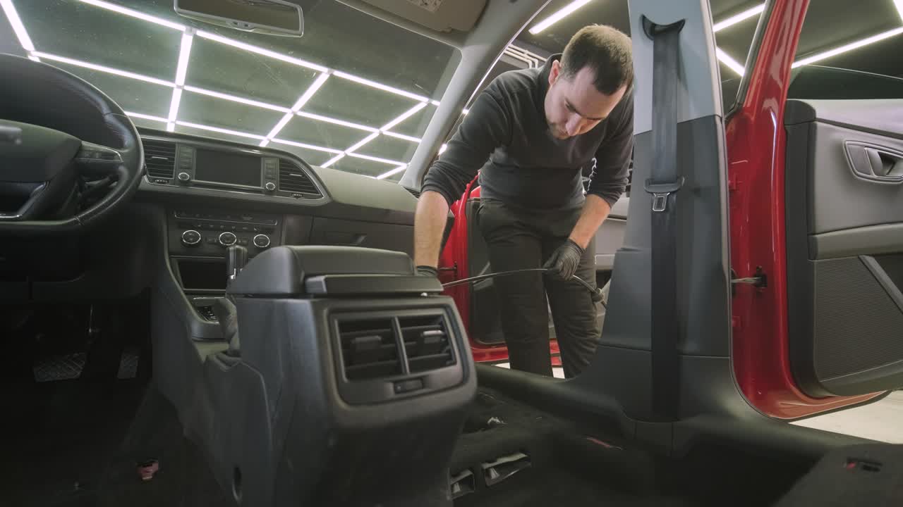 전문적인 자동차 청소. 샤워. 인테리어 세부 사항. 자동차 인테리어를 건조 청소 및 세부 사항; 깊은 좌석 청소; 자동차 세탁에서 거품을 는; 먼지에서 자동차 패널을 청소하는; 진공청소기