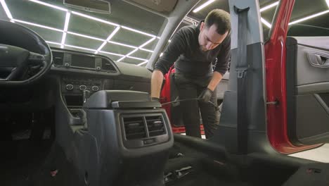 limpieza profesional de automóviles. lavado de sars. detalles interiores. limpieza en seco y detalles del interior de un automóvil. limpeza profunda de asientos. limpeza de espuma en el lavado de automóviles; limpieza del panel del automóvil del polvo. una aspiradora