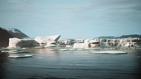 Gigantescas-Estructuras-De-Bloques-De-Hielo-En-La-Arena-Negra-Junto-A-La-Orilla-Del-Mar