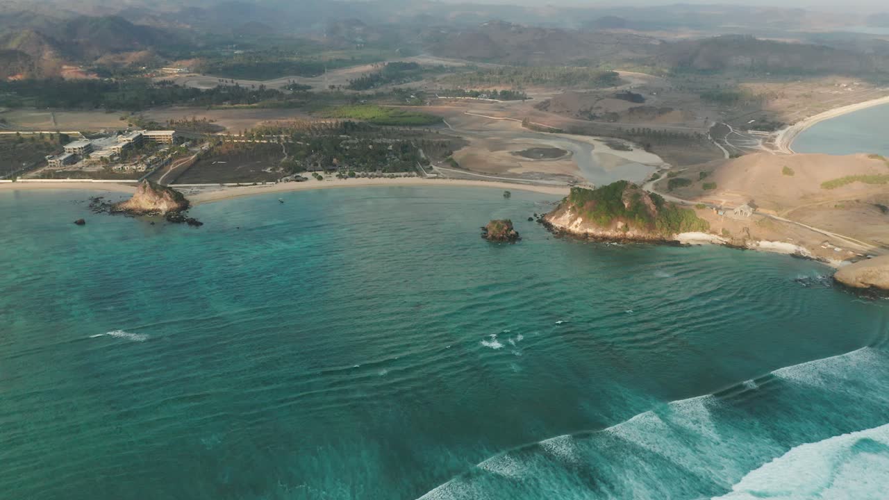 olas oceánicas tropicales que llegan a la costa seca de la isla lombok en indonesia, antena