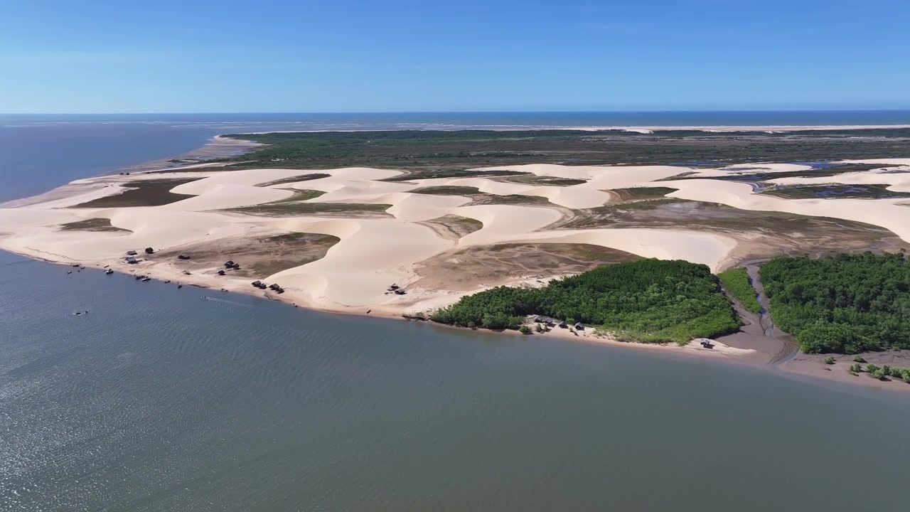 Spiaggia di Morro Do Meio ad Araioses nel Maranhão, Brasile. Paesaggio naturale. Fauna selvatica del Delta del Parnaíba. Spiaggia di Morro Do Meio nel Maranhão. Dune di sabbia sinuose. Laghi di acqua piovana. Viaggio tropicale