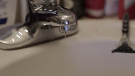 gotas de agua que se escapan del grifo del baño.