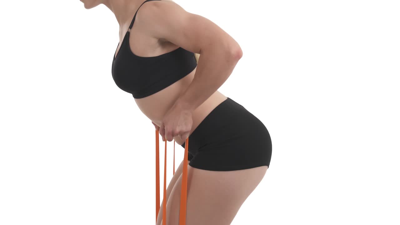 retrato de una deportista rubia haciendo entrenamiento de músculos de la espalda con bandas de bucle de resistencia. aislado en fondo blanco.