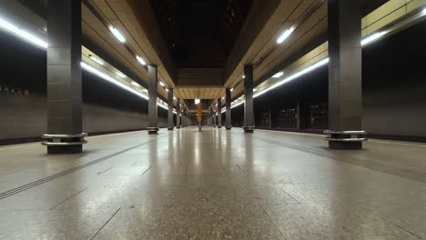 terminal de la estación de metro vacía durante el brote y bloqueo del virus covid-19