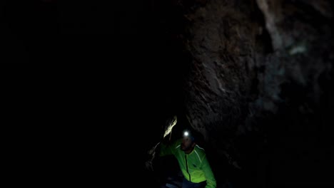 excursionista masculino explorando una cueva oscura 4k