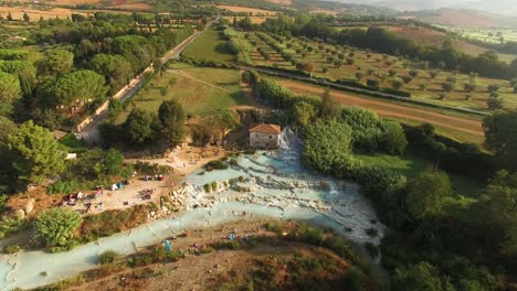 Eine-Luftaufnahme-Zeigt-Touristen,-Die-Eine-Lagune-In-Saturnia-Italien-Genießen