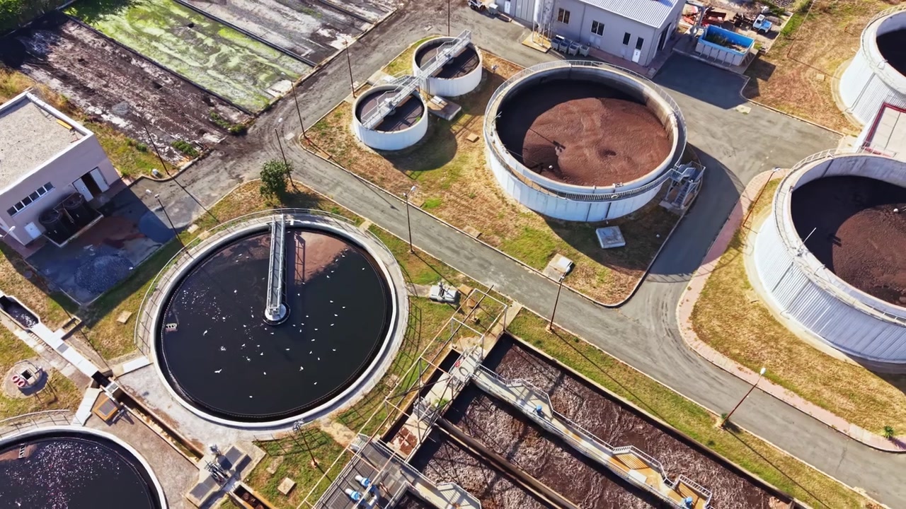 Water treatment facility with multiple tanks for processing at a local site during daylight hours