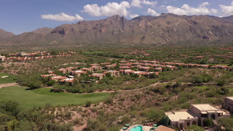 Reiche-Häuser-In-Den-Ausläufern-Von-Catalina,-Tucson-Arizona,-Drohne-Rückwärts