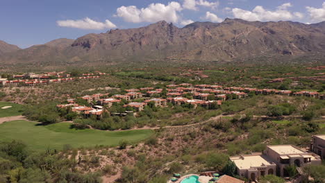 Casas-Ricas-En-Catalina-Foothills,-Tucson-Arizona,-Drone-Hacia-Atrás