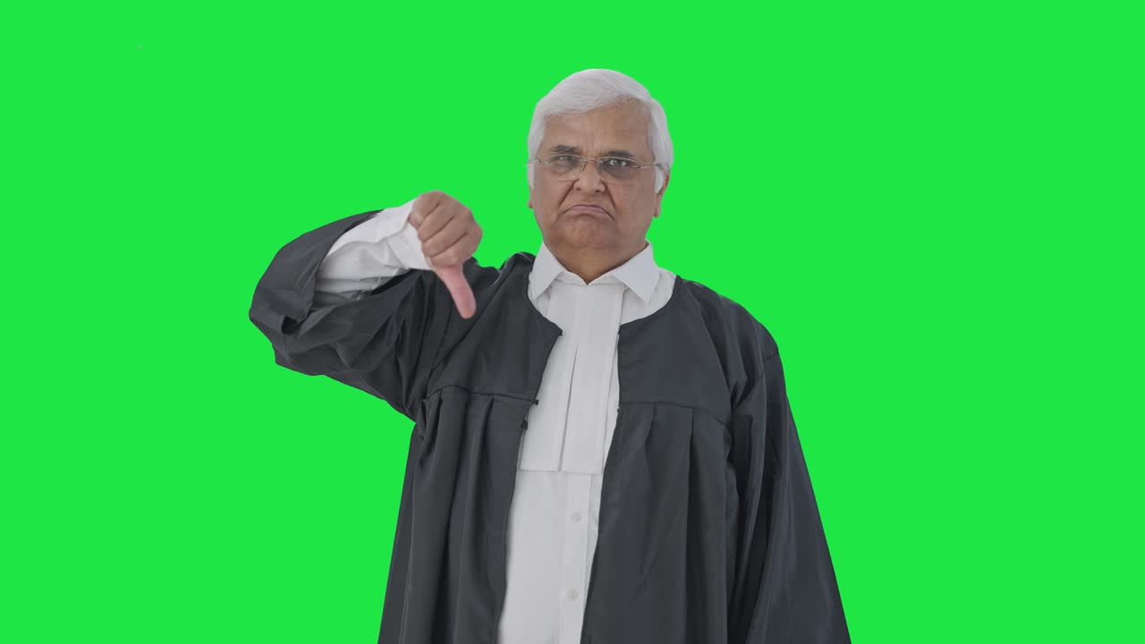 실망한 인도 고위 변호사는 녹색 화면 아래로 엄지손가락을 보여줍니다.