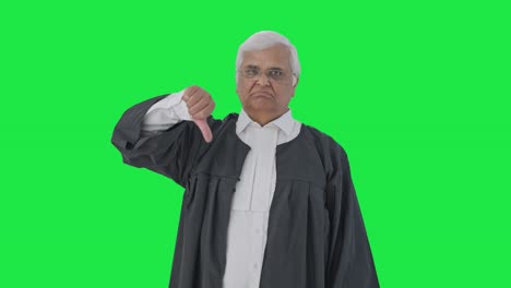 abogado senior indio decepcionado mostrando pulgares hacia abajo pantalla verde