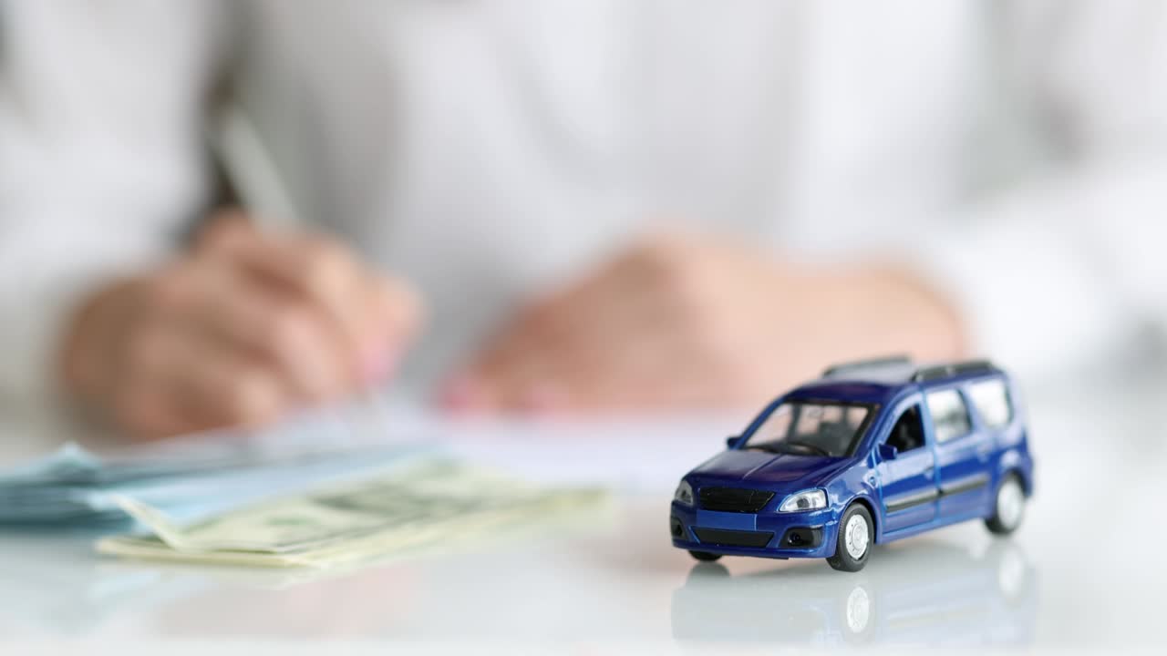 elaboración de un contrato de venta para un primer plano de automóviles