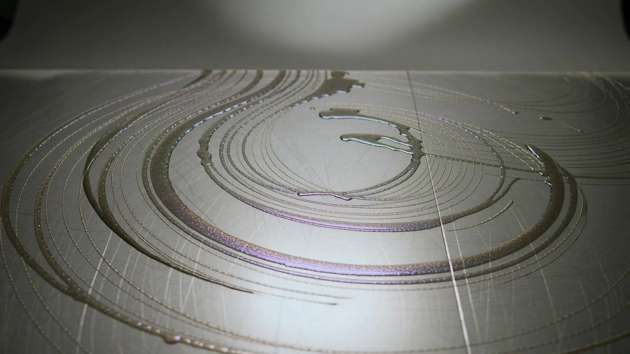 Opening nozzle, robot arm depositing thick liquid creating spiral on round metal plate, with guide