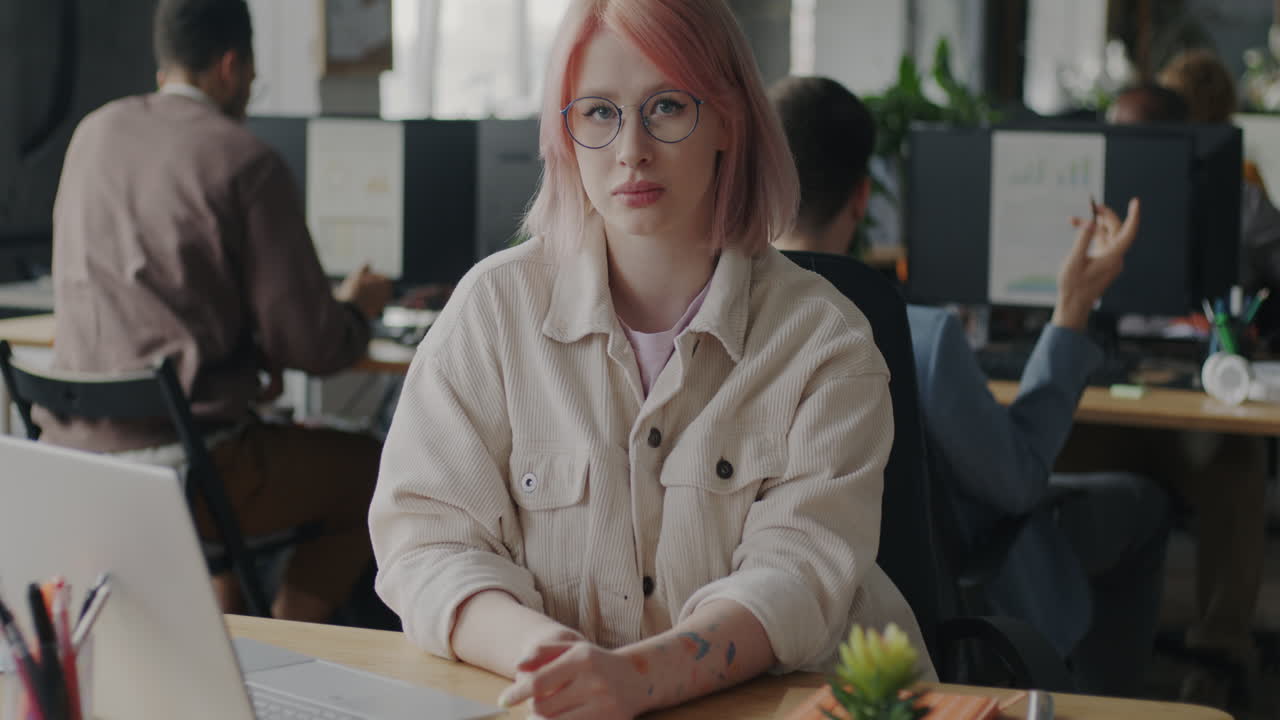 mulher a trabalhar num escritório moderno.