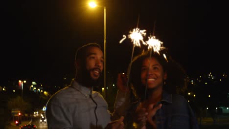 pareja con chispas en la ciudad 4k