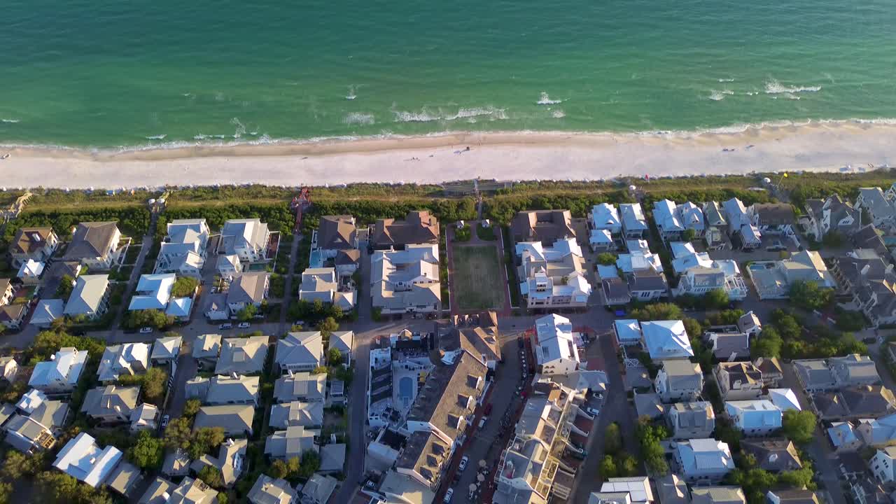 un impresionante video de drones de la hermosa playa de rosemary florida a lo largo de la pintoresca autopista 30a