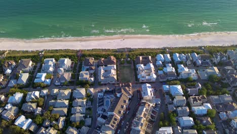 Un-Impresionante-Video-Con-Drones-De-La-Hermosa-Rosemary-Beach,-Florida,-A-Lo-Largo-De-La-Pintoresca-Autopista-30a