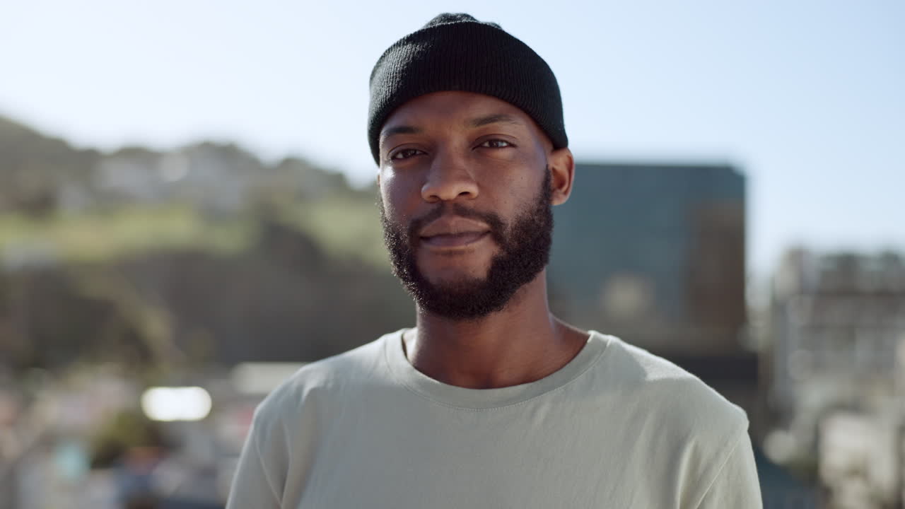 cara, confiado y ciudad con un hombre negro nervioso