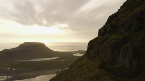 Heller-Sonnenuntergang-über-Der-Wunderschönen-Landschaft-Der-Halbinsel-Snaefellsnes-In-Island