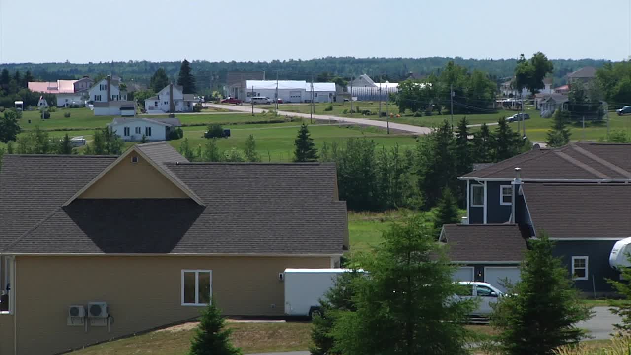 una foto de algunas casas y una calle en el pueblo de sainte-marie-de-kent en nuevo brunswick, canadá