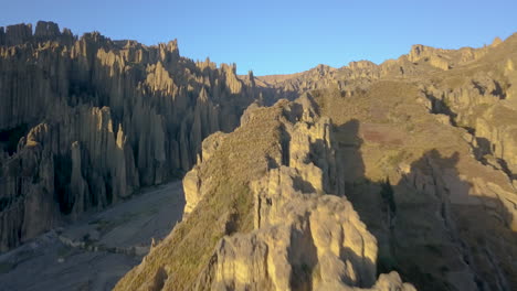 malerische luftansicht von drohnen, die durch das tal der seelen in la paz, bolivien, fliegen