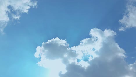 Blauer-Himmel-Weiße-Wolken