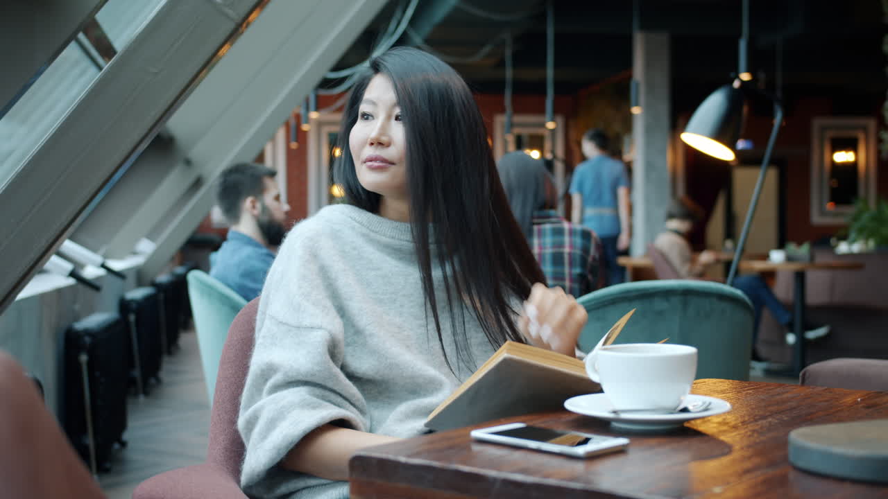 카페에서 책을 읽는 여자