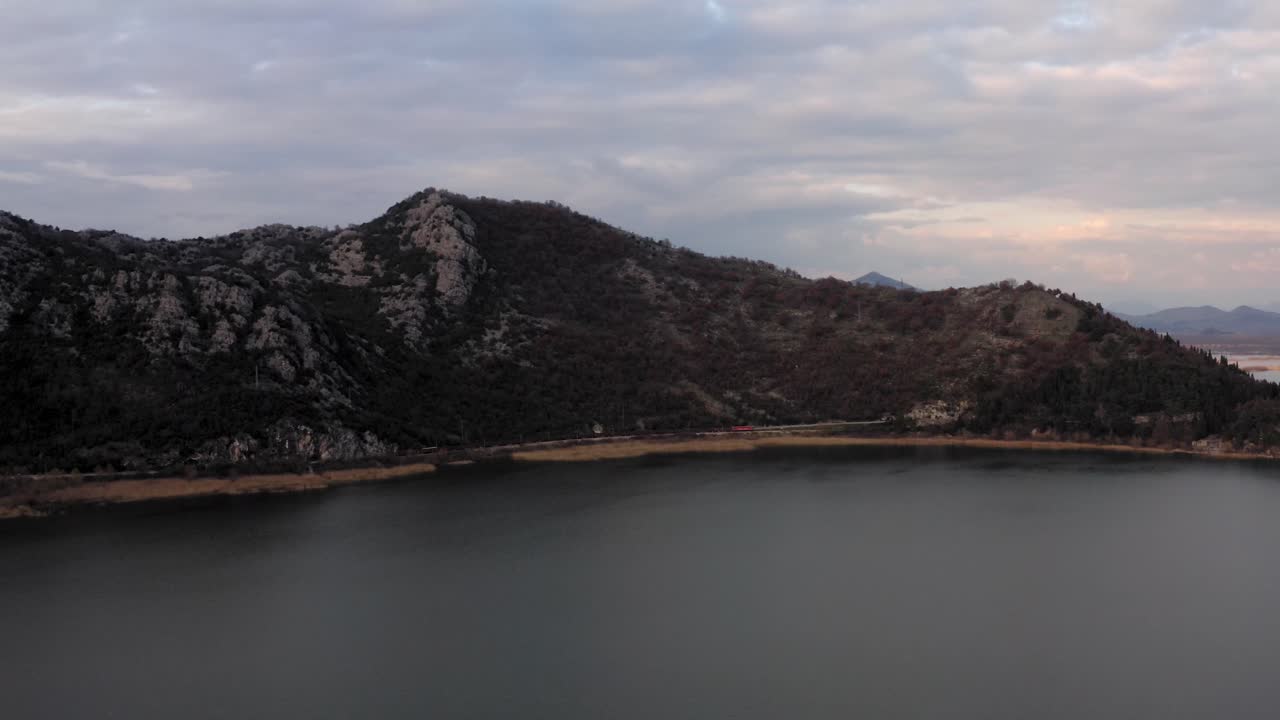 몬테네그로의 스카다르 호수 국립공원을 가로질러 패닝하는 드론 샷
