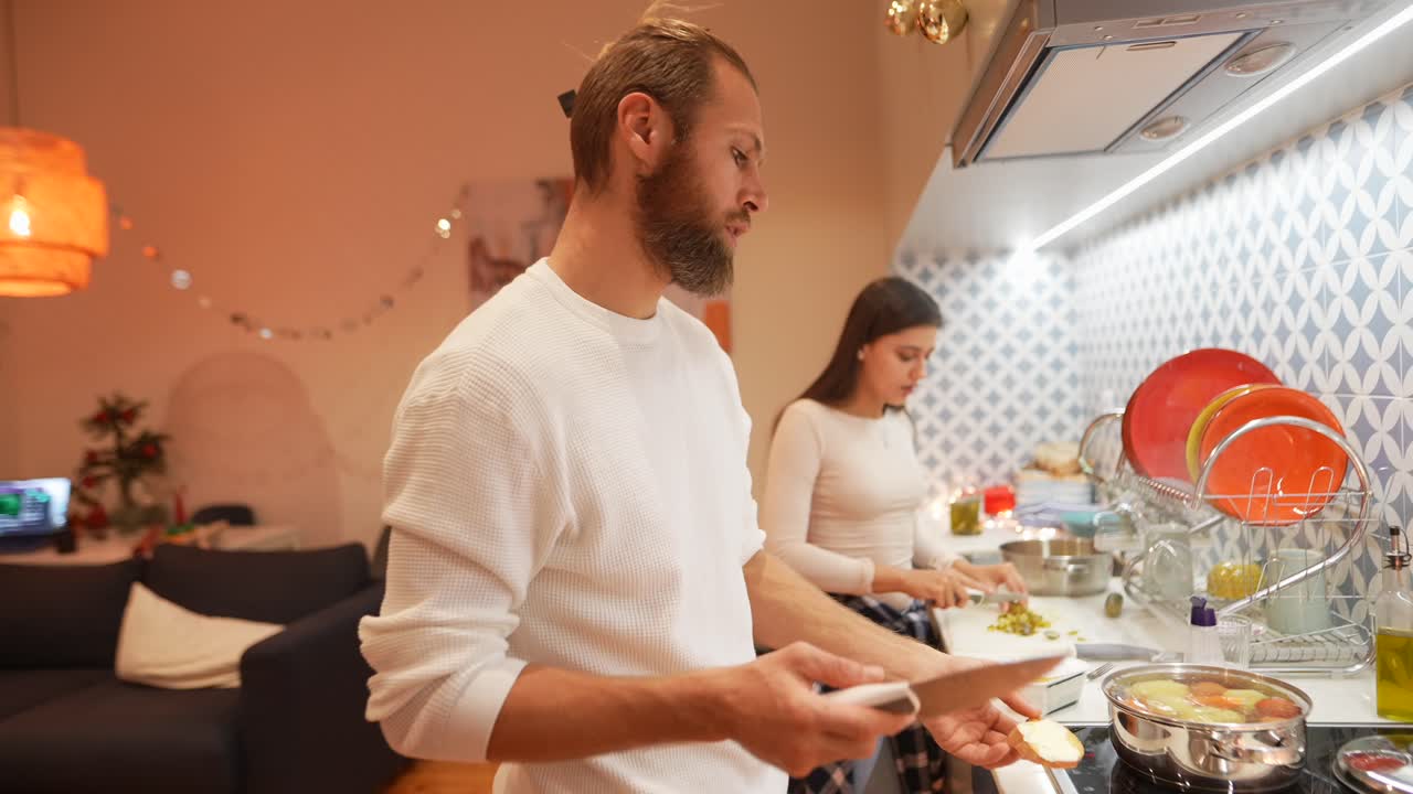 pareja cocinando juntos en una cocina festiva
