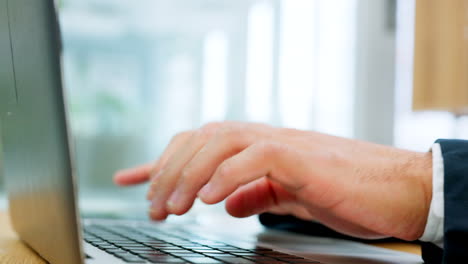 manos de negocios, teléfono y portátil para escribir