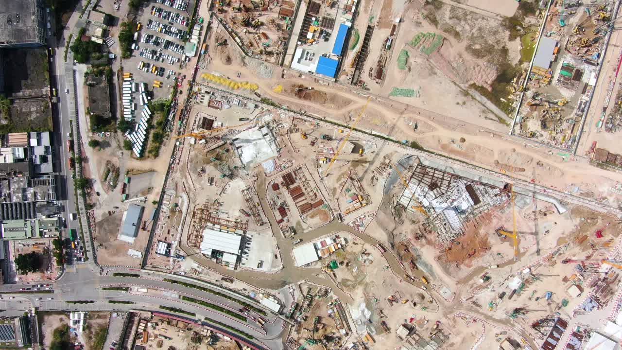 mega proyecto de construcción de un distrito de viviendas y negocios en el centro de kai tak de hong kong, con vastos terrenos de desarrollo de infraestructura y una operación de tendido de túneles submarinos, vista aérea