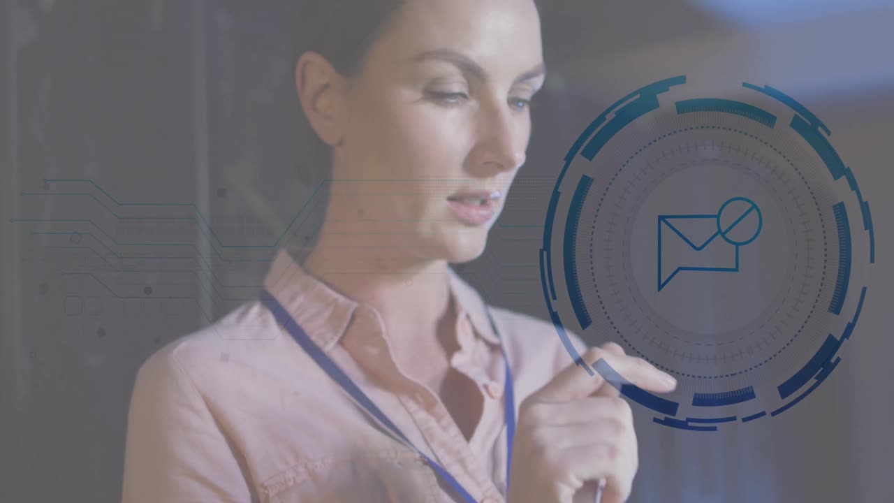 animación del procesamiento de datos sobre una trabajadora caucásica en la sala de servidores