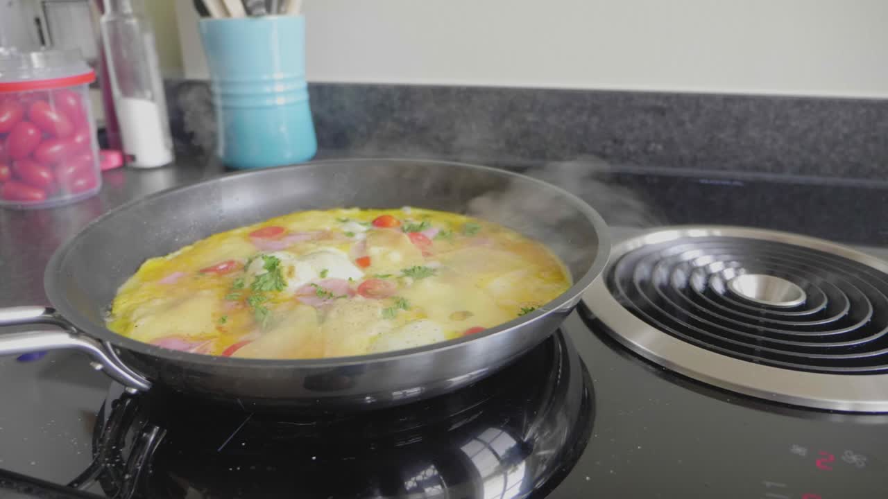 tortilla cocinando en una sartén con sistema de extracción