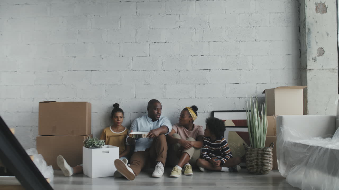 la familia se muda a un nuevo hogar