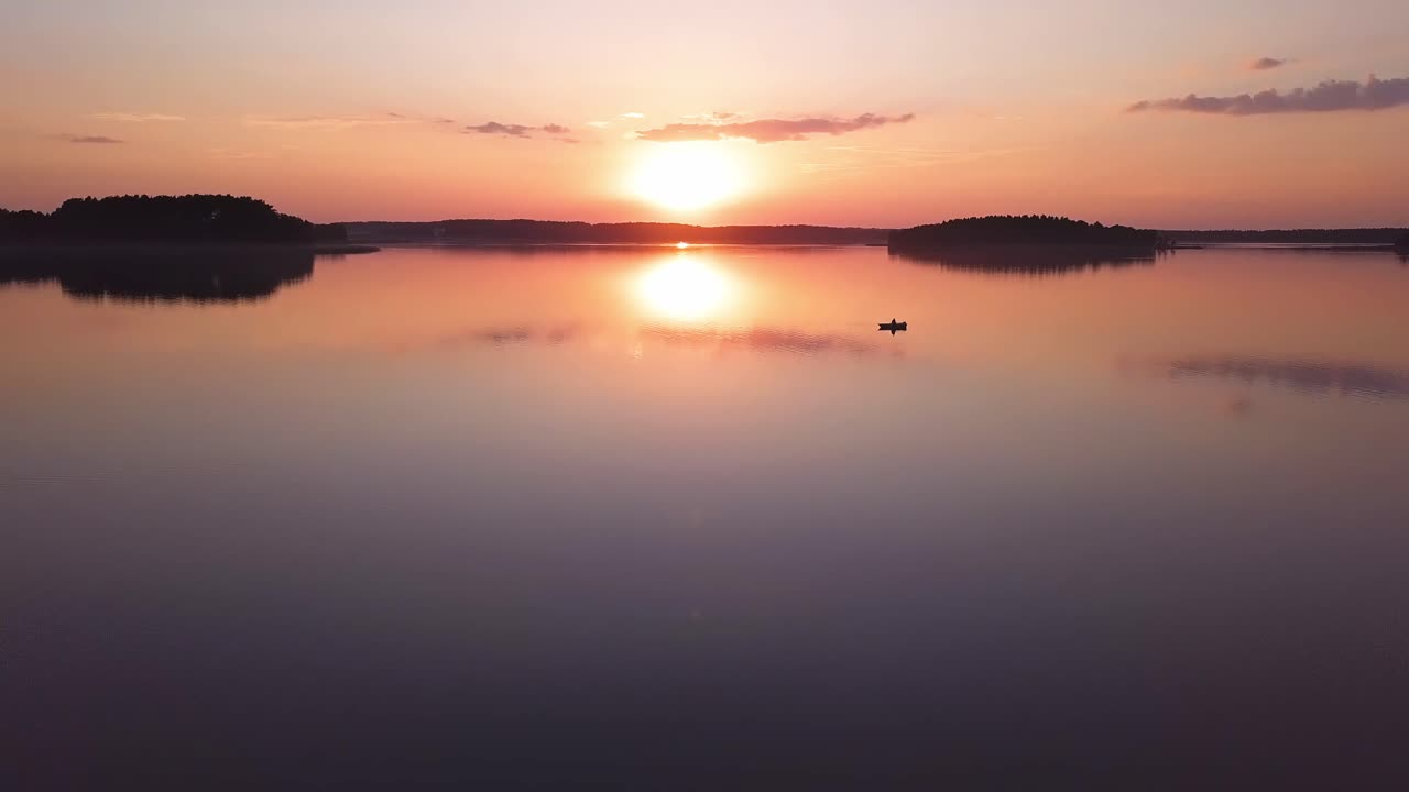 puesta de sol sobre el lago toma aérea
