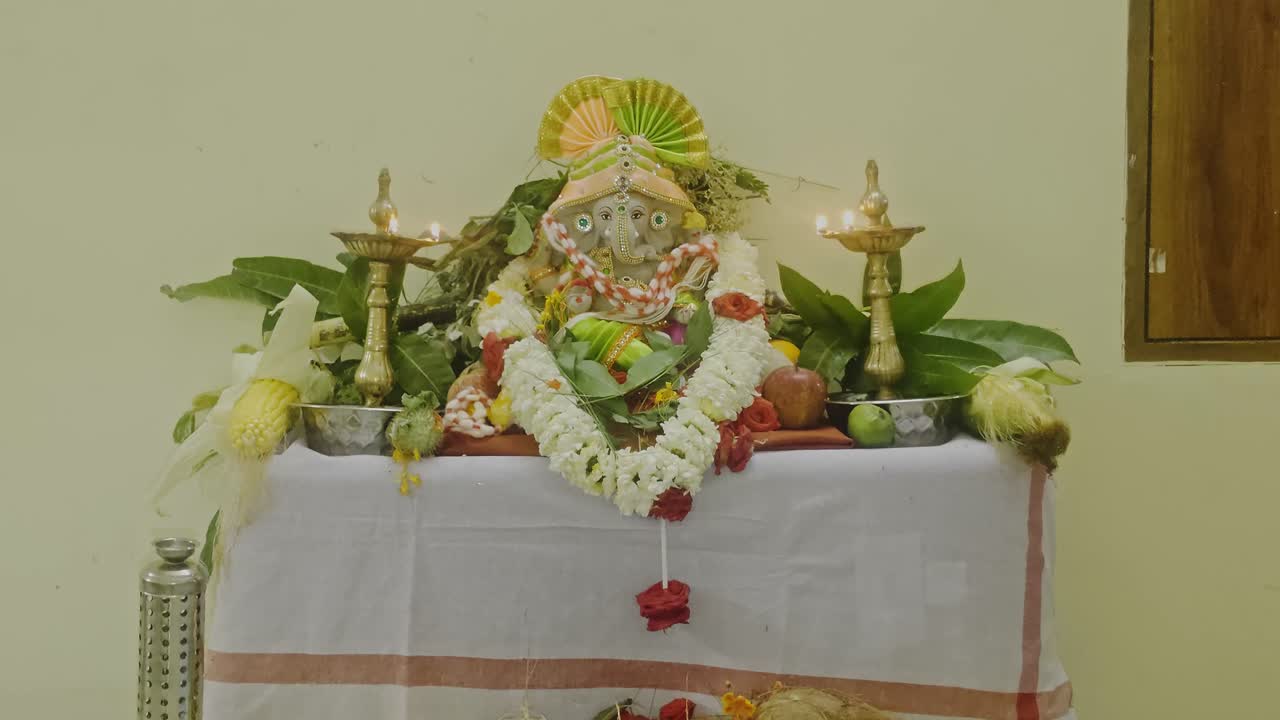 Tradizionale altare per Ganesh Puja con frutta e offerte a casa. Interno, carrellata in avanti, 4K