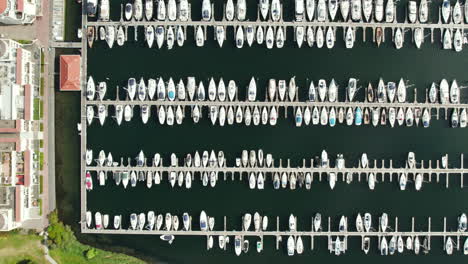 Draufsicht-Auf-Den-Yachthafen-Port-Zelande-In-Ouddorp,-Niederlande-–-Drohnenaufnahme