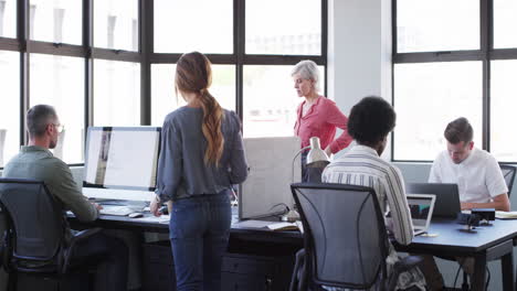 Un-Hombre-De-Negocios-Y-Una-Empresaria-Que-Tienen