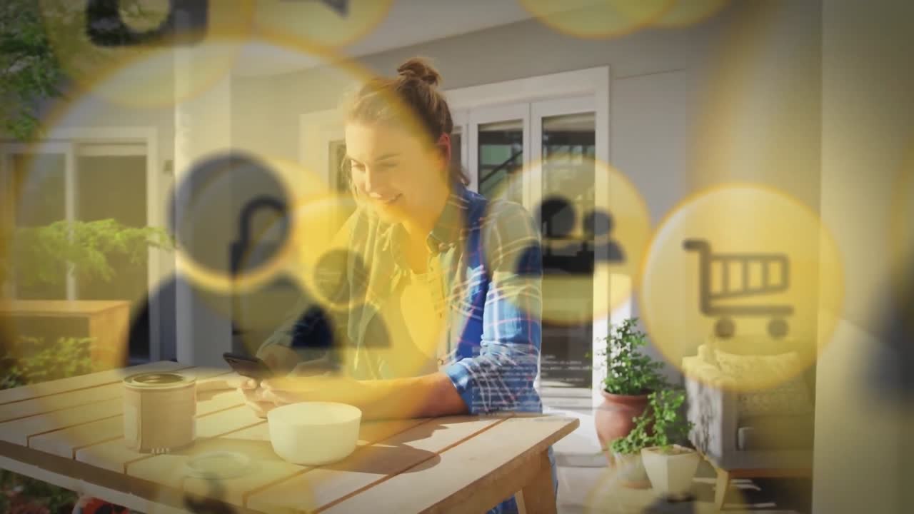 animación de iconos de los medios sobre una mujer de negocios caucásica que usa un teléfono inteligente