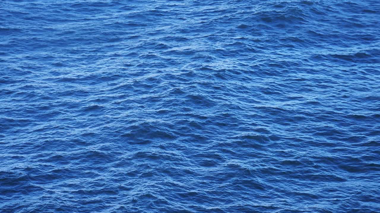 vista de cerca de las olas del océano en cámara lenta