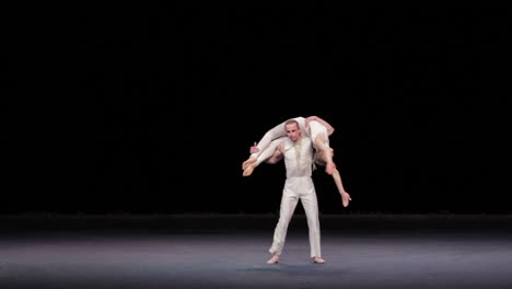 los artistas del circo realizan diferentes trucos