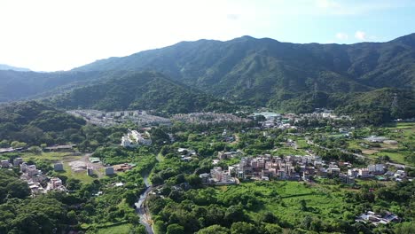 vista aérea de un suburbio próspero con vistas a la cordillera en el campo de hong kong