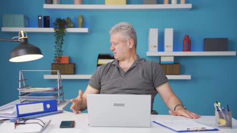 el trabajador de oficina en casa se está enojando.