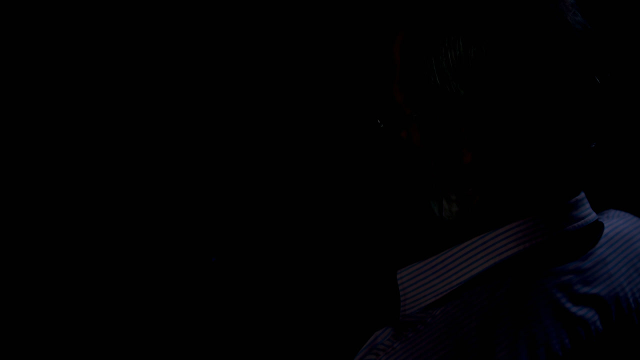 orfebre que sostiene una antorcha de soldadura en el taller 4k