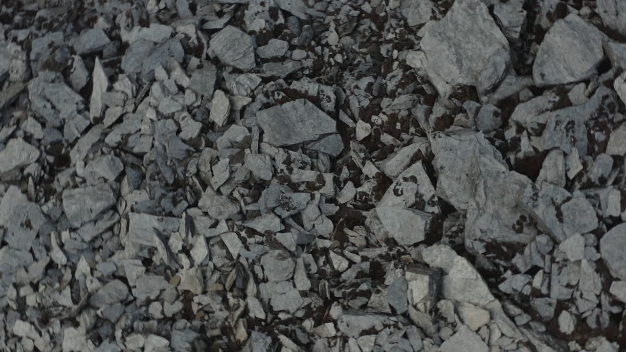 paisaje de pizarra filmado con drone en espiral de 4k