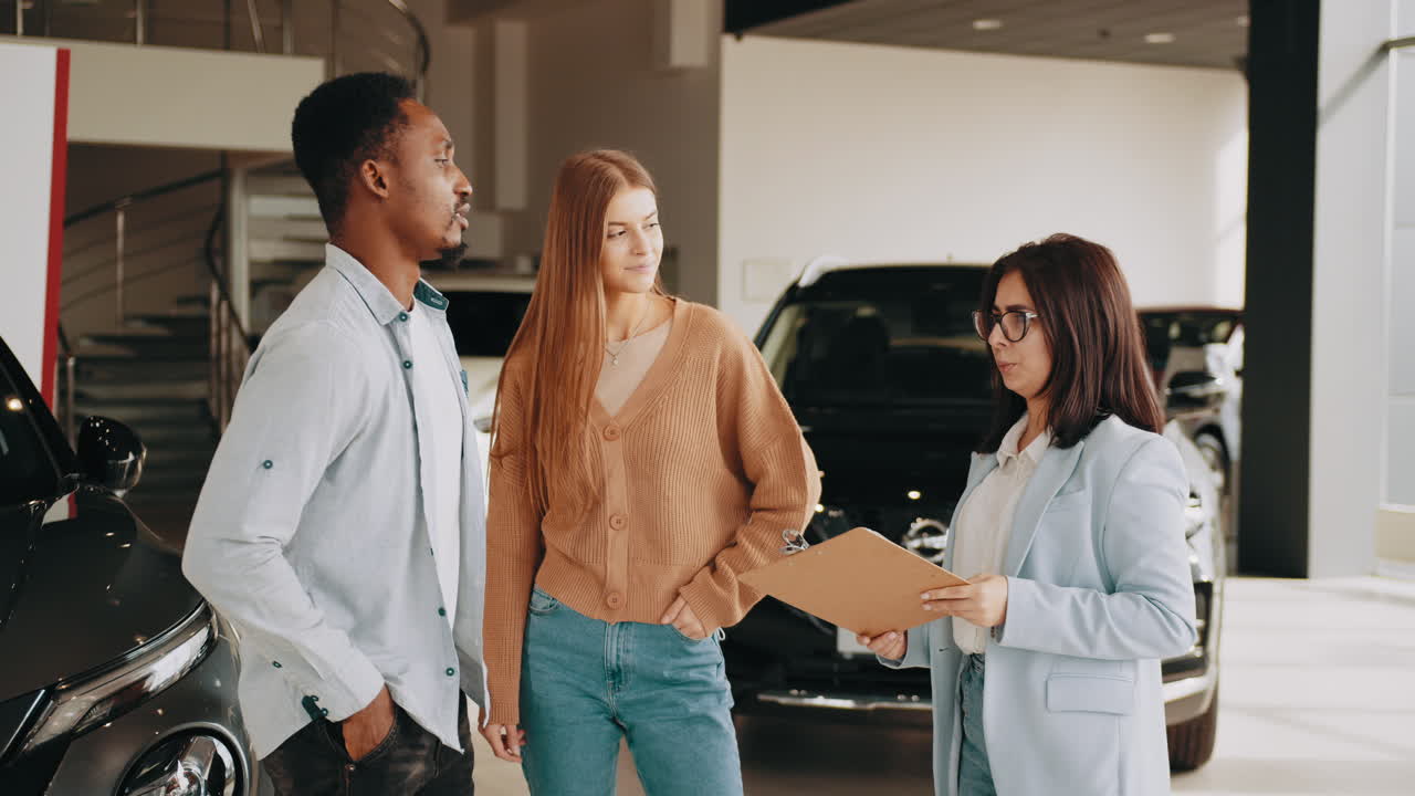 Coppia che visiona auto in concessionaria